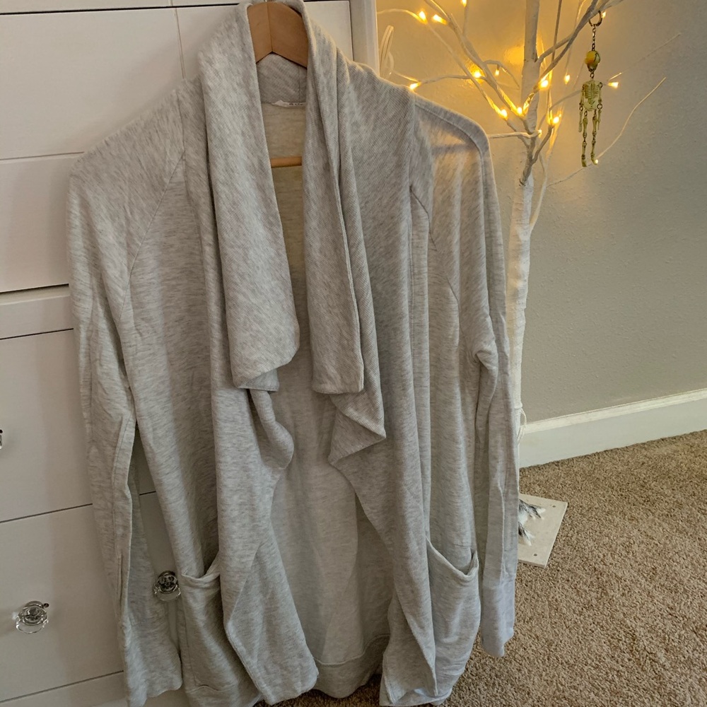 Athleta Studio wrap with magnets XS light gray
